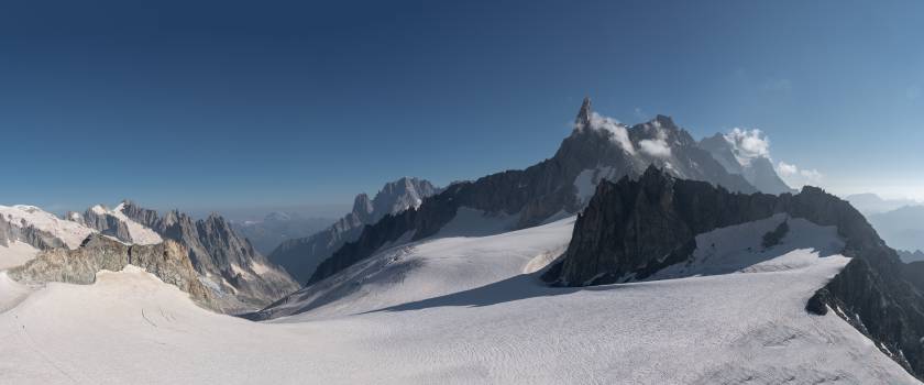 Massif du Mont-Blanc | 1/400s * f11 * ISO 100 * 29mm - FE 24-105mm F4 G OSS - Sony α7 IV Massif du Mont-Blanc