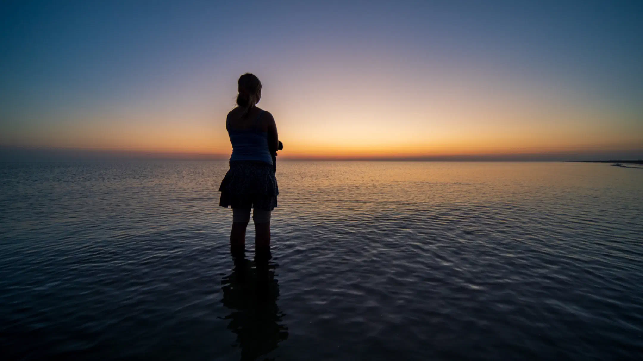 Evening walk in the calm North Sea | 1/60s * -- * ISO 250 * -- - Laowa 10-18mm F4.5-5.6 FE - Sony α7 III Evening walk in the calm North Sea