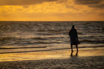 Girl and the Sunset Waves | 1/640s * f5.6 * ISO 100 * 300mm - FE 70-300mm F4.5-5.6 G OSS - Sony α7R V Girl and the Sunset Waves