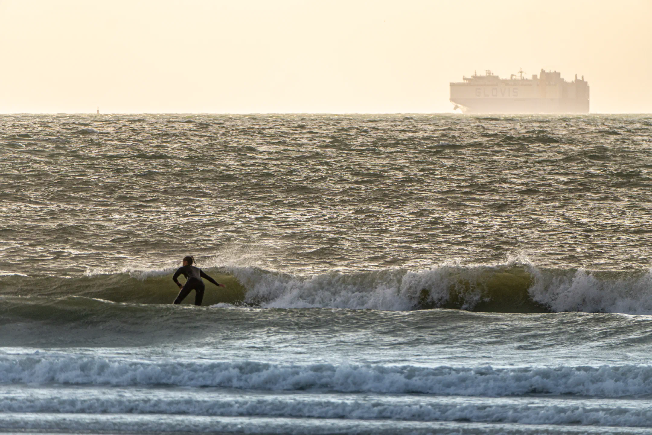 Riding waves | 1/1000s * f6.3 * ISO 160 * 313mm - E 70-350mm F4.5-6.3 G OSS - Sony α6700 Riding waves