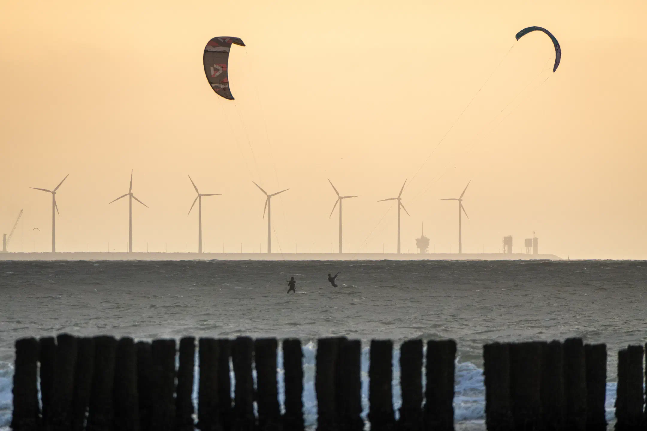 Surfers at Cadzand | 1/1000s * f6.3 * ISO 160 * 350mm - E 70-350mm F4.5-6.3 G OSS - Sony α6700 Surfers at Cadzand