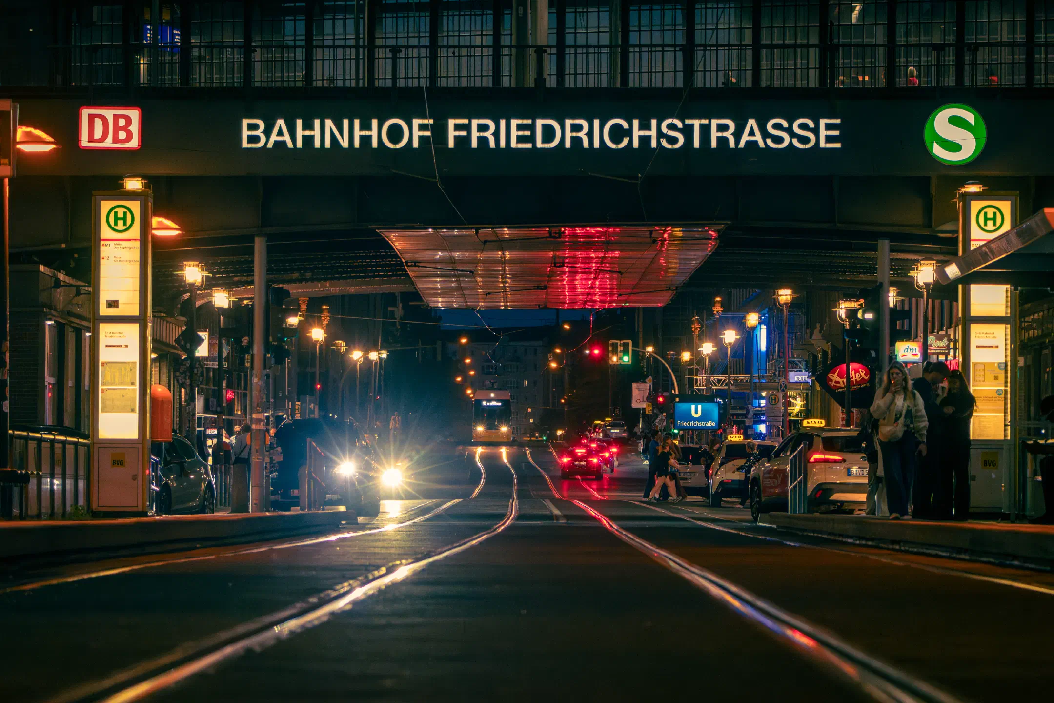 Friedrichstraße Station | 1/125s * f5 * ISO 6400 * 106mm - E 70-350mm F4.5-6.3 G OSS - Sony α6700 Friedrichstraße Station