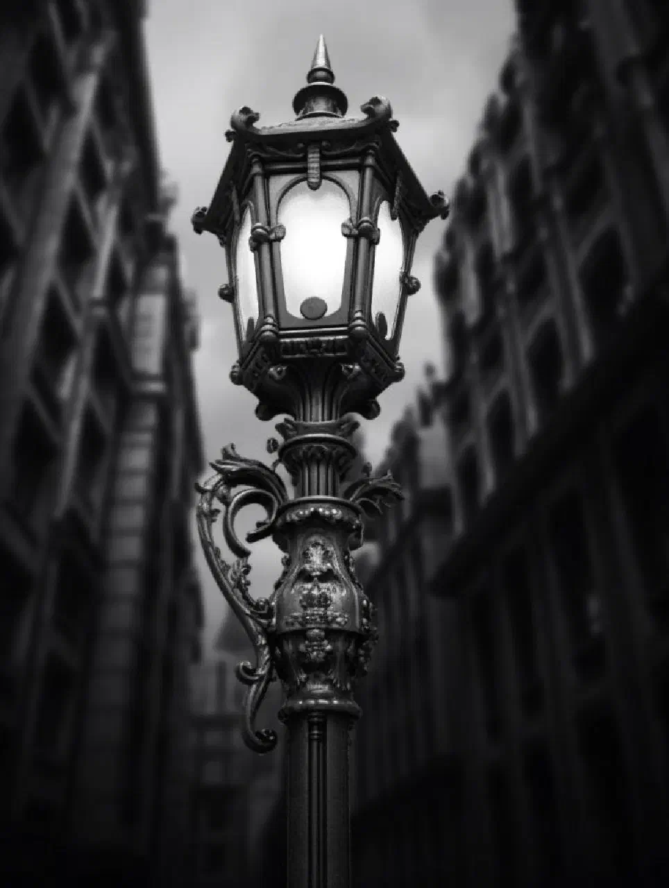 Berlin Street Lighting | 1/3200s * f1.4 * ISO 100 * 24mm - FE 24mm F1.4 GM - Sony α7 IV Berlin Street Lighting