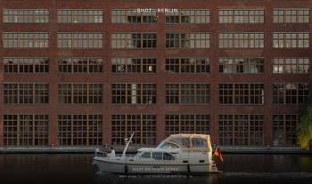 Boat on river Spree | 1/250s * f5.6 * ISO 400 * 70mm - FE 70-300mm F4.5-5.6 G OSS - Sony α7R V Boat on river Spree