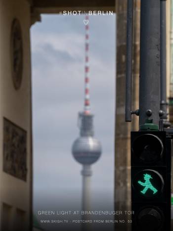 Green light at Brandenbuger Tor | 1/500s * f11 * ISO 250 * 300mm - FE 70-300mm F4.5-5.6 G OSS - Sony α7R V Green light at Brandenbuger Tor