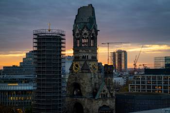 Gedächtniskirche | 1/250s * f4.5 * ISO 2500 * 70mm - FE 70-300mm F4.5-5.6 G OSS - Sony α7R V Gedächtniskirche