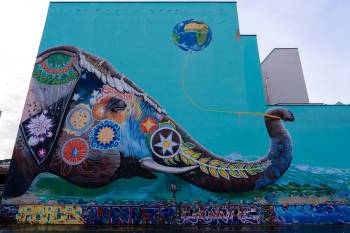 Mural „Elephant with World Balloon“ | 1/400s * f4 * ISO 100 * 24mm - FE 24-70mm F2.8 GM II - Sony α7R V Mural „Elephant with World Balloon“