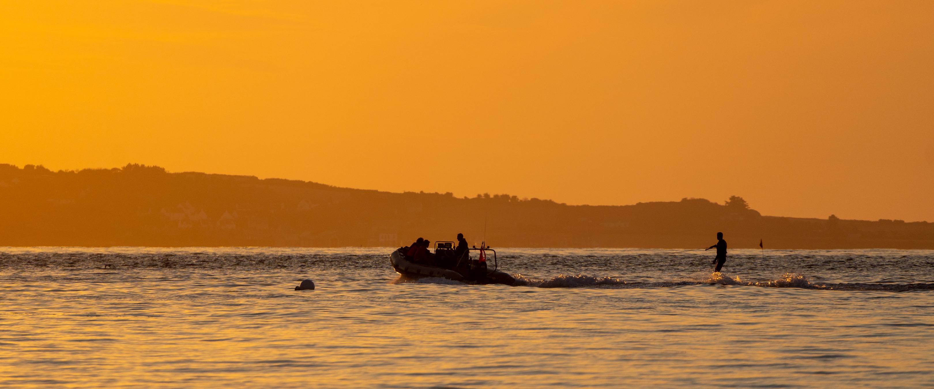 Golden Hour Skiing on the Channel | 1/1000s * f6.3 * ISO 160 * 350mm - E 70-350mm F4.5-6.3 G OSS - Sony α6700 Golden Hour Skiing on the Channel