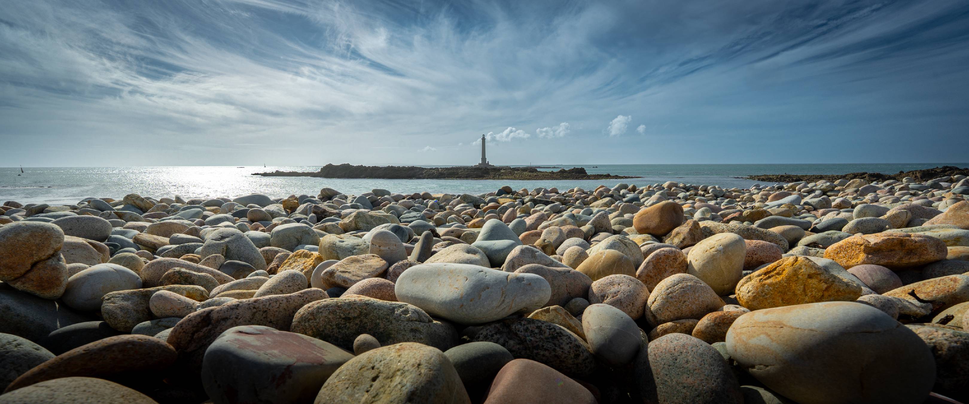 Phare de Goury | 1/500s * f11 * ISO 100 * 14mm - FE 14mm F1.8 GM - Sony α7 IV Phare de Goury
