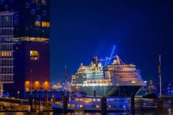 Vasco da Gama passing Elphi | 1/60s * f1.8 * ISO 6400 * 135mm - SAMYANG AF 135mm F1.8 - Sony α7R V Vasco da Gama passing Elphi