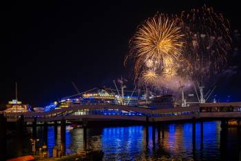 Blueport Hamburg Fireworks | 1/250s * f1.4 * ISO 8000 * 24mm - FE 24mm F1.4 GM - Sony α7 IV Blueport Hamburg Fireworks