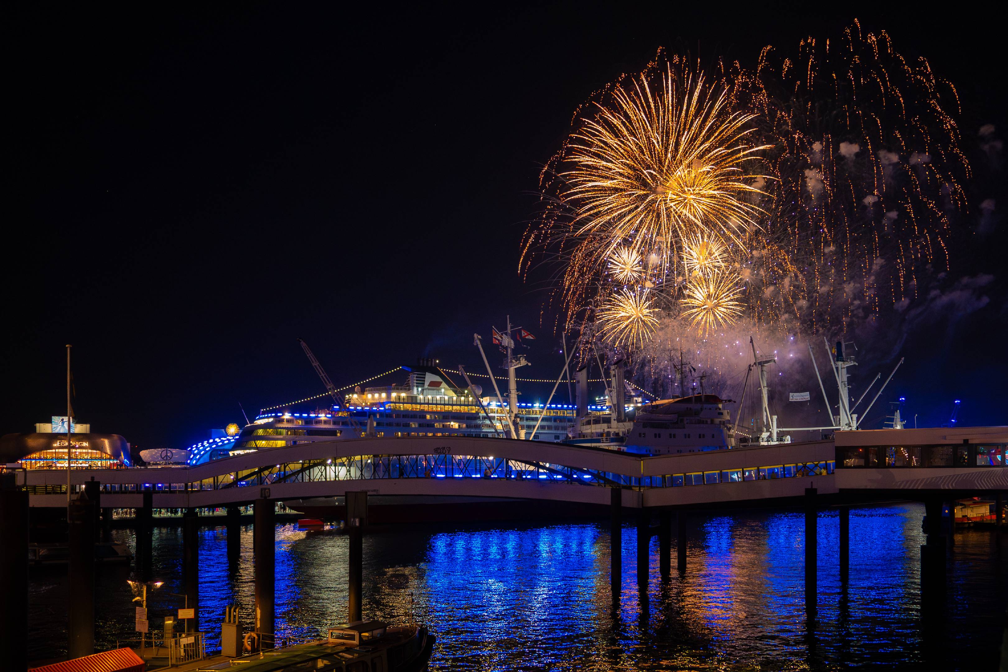 Blueport Hamburg Fireworks | 1/250s * f1.4 * ISO 8000 * 24mm - FE 24mm F1.4 GM - Sony α7 IV Blueport Hamburg Fireworks