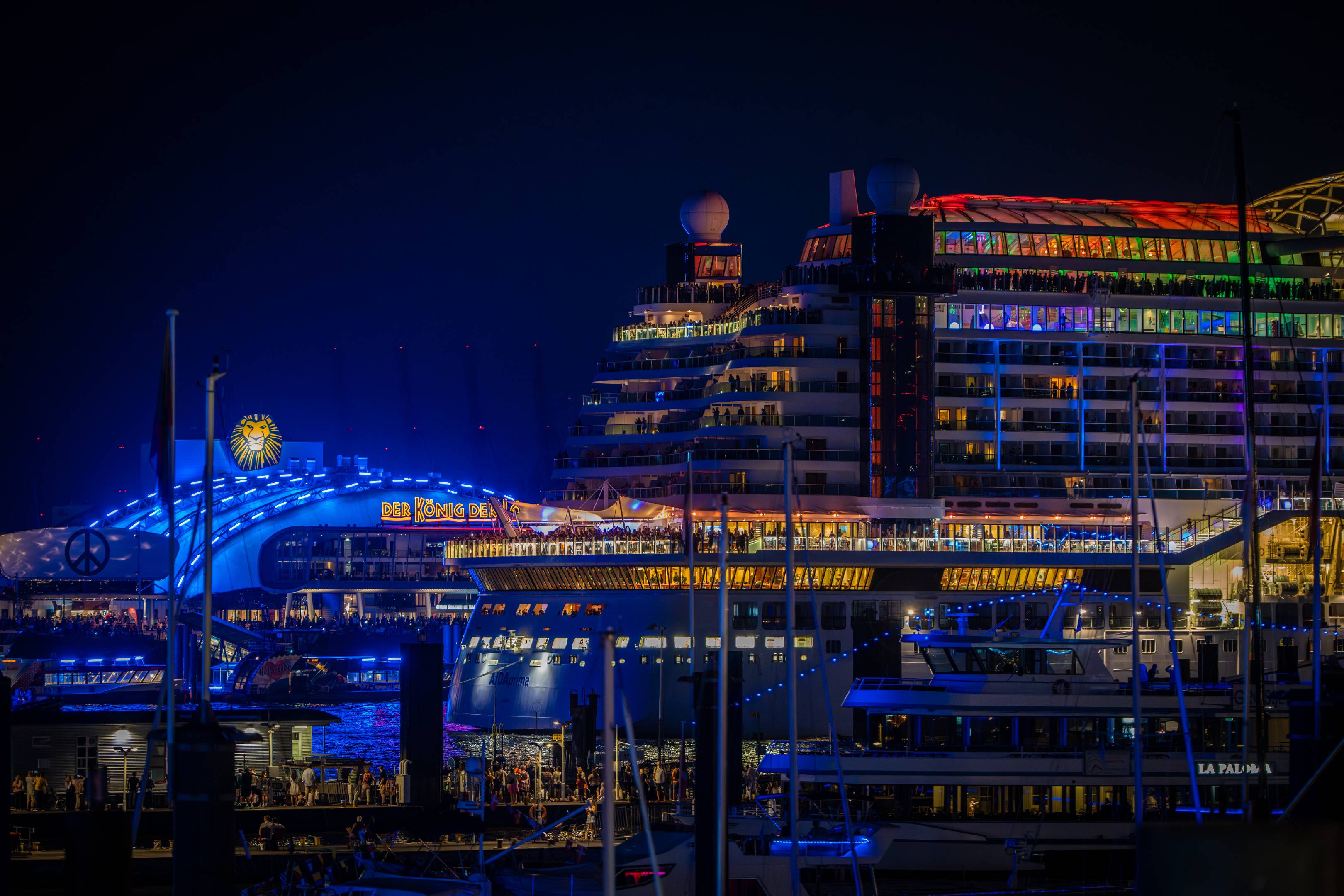 „Aida prima“ passing „König der Löwen“ | 1/125s * f2 * ISO 6400 * 135mm - SAMYANG AF 135mm F1.8 - Sony α7R V „Aida prima“ passing „König der Löwen“