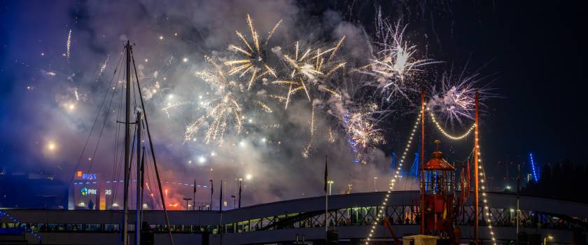 Blueport Hamburg Fireworks | 1/250s * f2 * ISO 10000 * 135mm - SAMYANG AF 135mm F1.8 - Sony α7R V Blueport Hamburg Fireworks