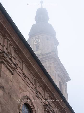 Altstädter Dreifaltigkeitskirche in fog